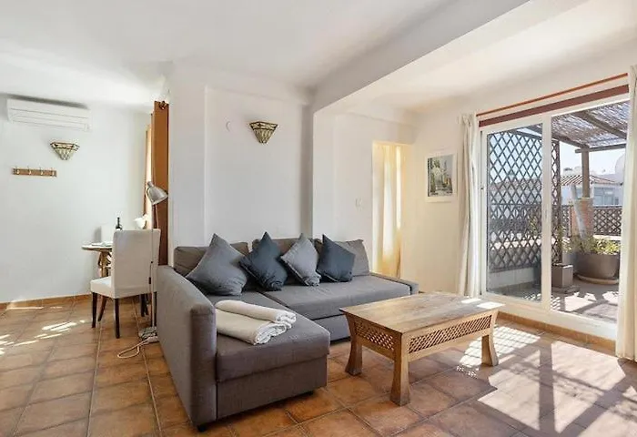 1 Bedroom Penthouse With Pool Access, Centre Apartmán *