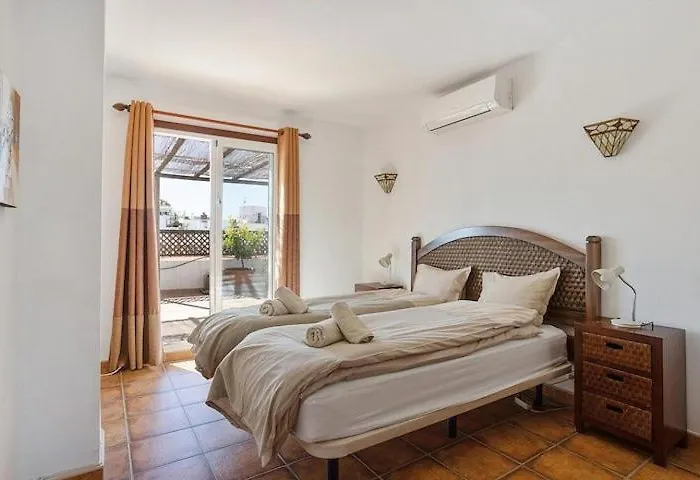 Apartmán 1 Bedroom Penthouse With Pool Access, Centre